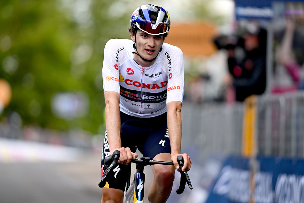 ESCALA DE CORNO ALLE, ITALIA - 17 DE MAYO: Giulio Pellizzari de Italia y el equipo Red Bull - BORA - hansgrohe - White Best Young Rider Jersey cruza la línea de meta durante el 109.° Giro d'Italia 2026, Etapa 9, una etapa de 184 km desde Cervia hasta Corno alle Escala 1469m / #UCIWT / el 17 de mayo de 2026 en Corno Alle Scale, Italia. (Foto de Tim de Waele/Getty Images)