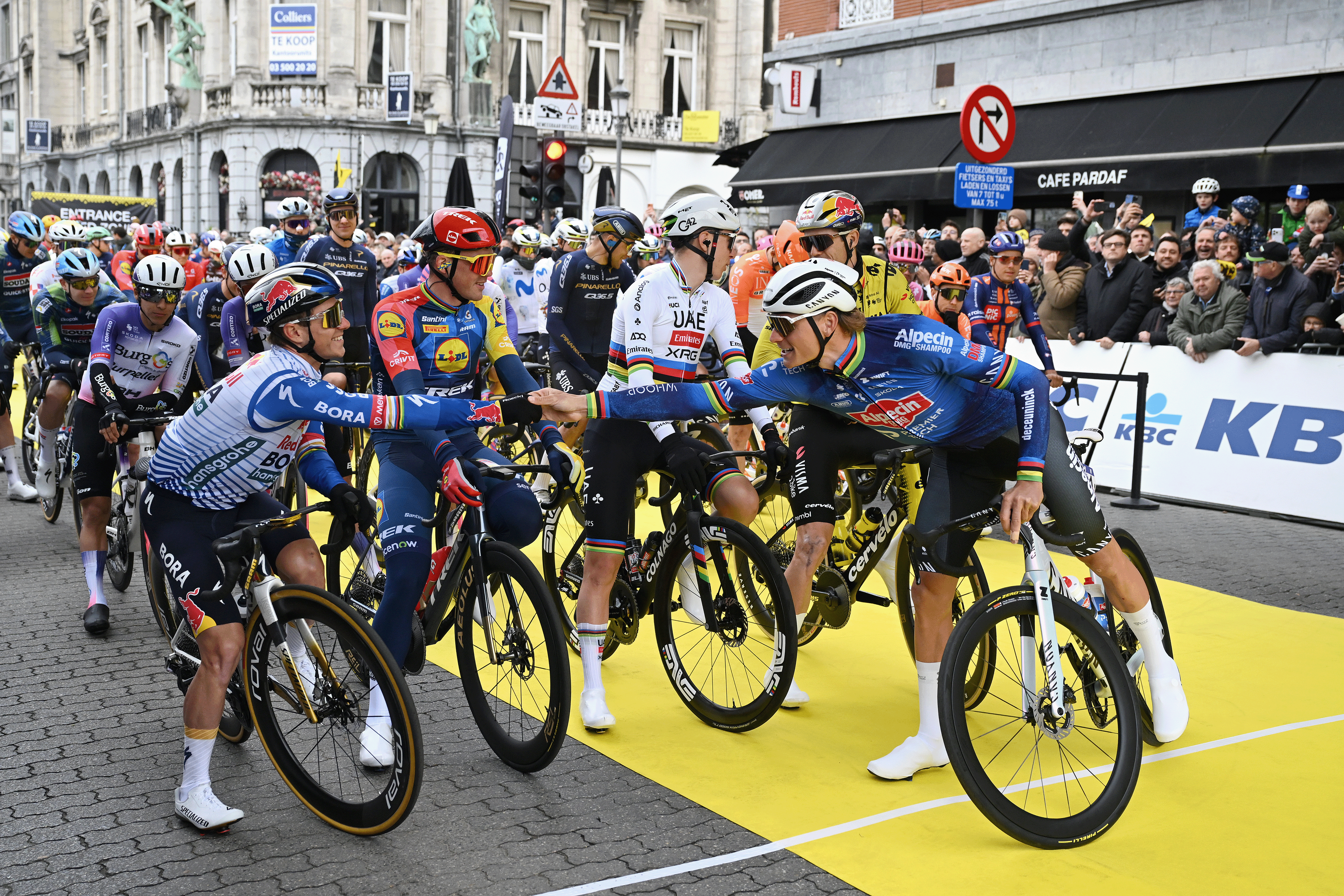 AMBERES, BÉLGICA - 5 DE ABRIL: (LR) Remco Evenepoel de Bélgica y Team Red Bull - BORA - hansgrohe, Mads Pedersen de Dinamarca y Team Lidl - Trek, Tadej Pogacar de Eslovenia y UAE Team Emirates - XRG, Wout van Aert de Bélgica y Team Visma | Arrendamiento de una bicicleta y Mathieu van der Poel de Holanda y el equipo Alpecin-Premier Tech antes del 110.° Tour de Flandes - Ronde van Vlaanderen 2026 - Elite masculina una carrera de un día de 278,6 km desde Amberes a Oudenaarde / #UCIWT / el 5 de abril de 2026 en Amberes, Bélgica. (Foto de Dario Belingheri/Getty Images)