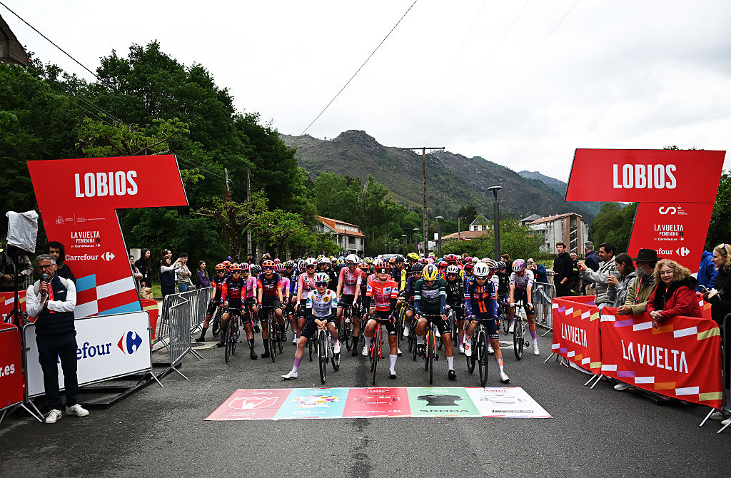 LOBIOS, ESPAÑA - 4 DE MAYO: Una vista general del inicio de la etapa 2 de La Vuelta Femenina