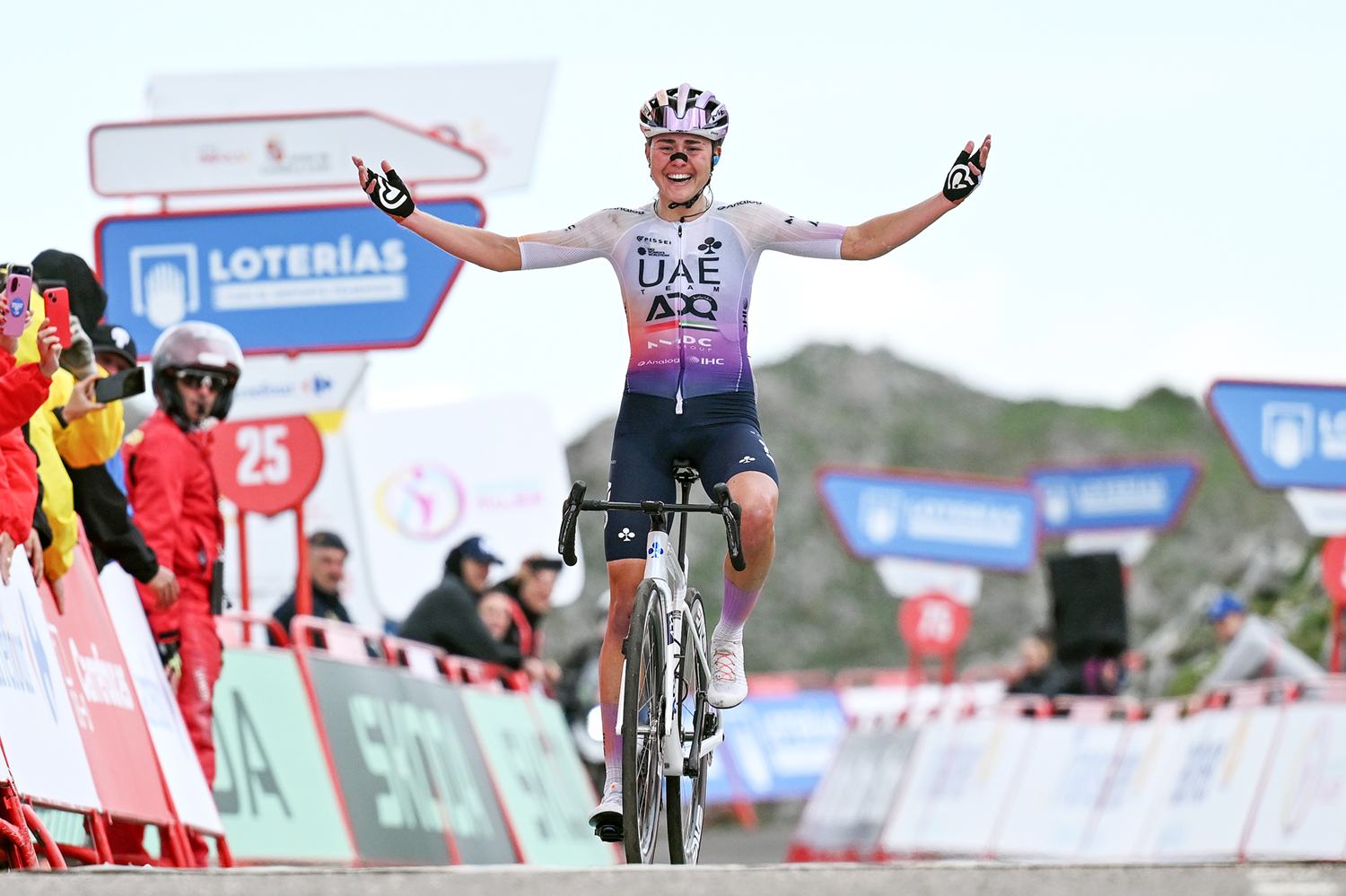 L'ANGLIRU, ESPAÑA - 9 DE MAYO: La ganadora general de la carrera Paula Blasi de España y el equipo ADQ de los EAU celebra en la línea de meta durante la 12.ª etapa de La Vuelta Femenina 2026, etapa 7, una etapa de 132,9 km desde Pola de Laviana hasta L'Angliru 1555 m / #UCIWWT / el 9 de mayo de 2026 en Pola de Laviana, España. (Foto de Szymon Gruchalski/Getty Images)
