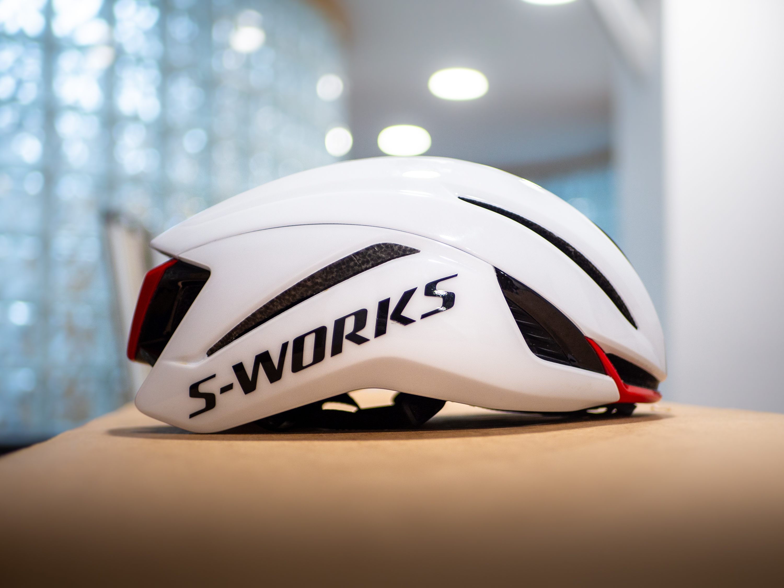 Una foto detallada del casco Specialized Evade 4