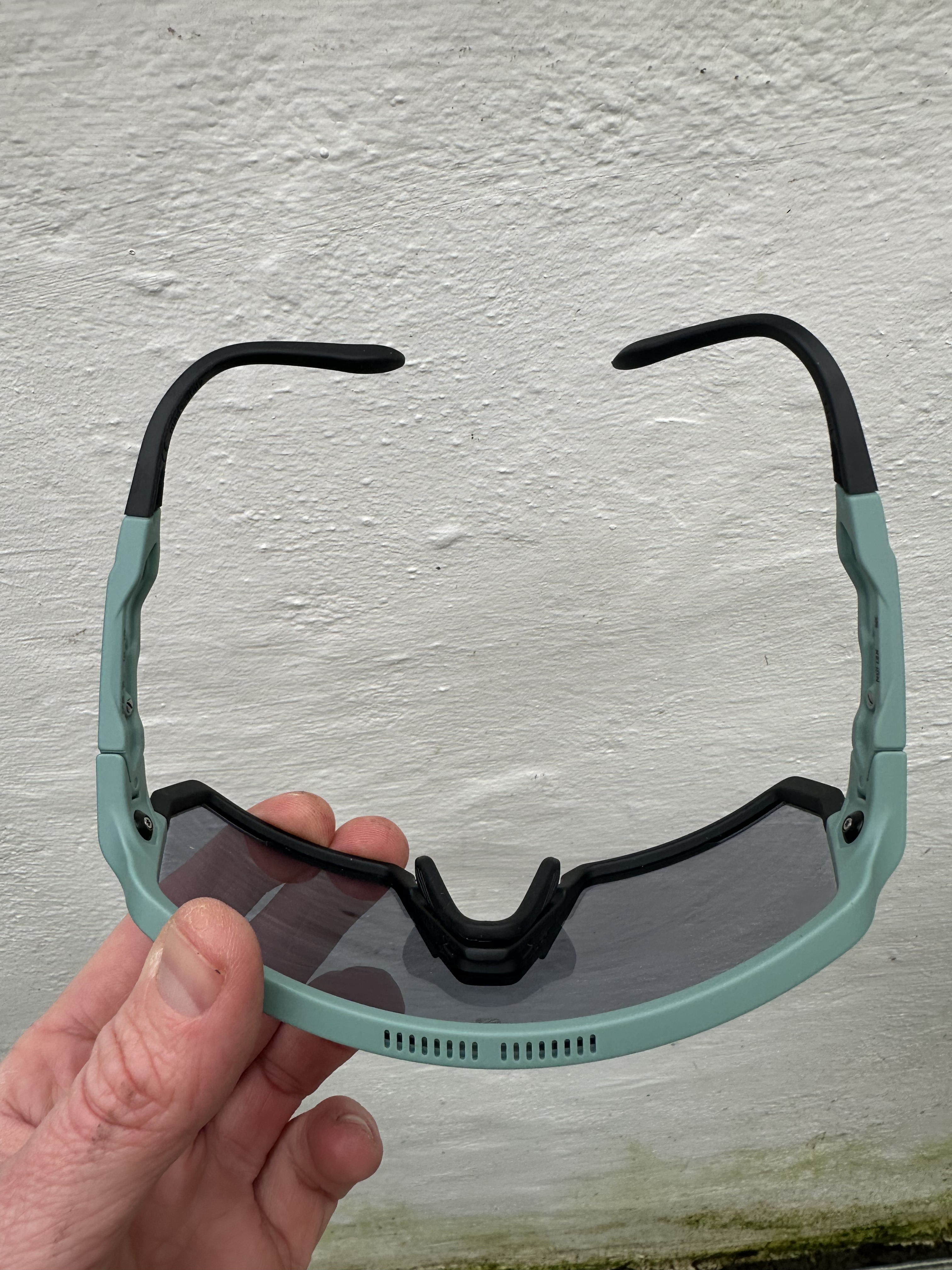 Gafas de sol contra una pared blanca