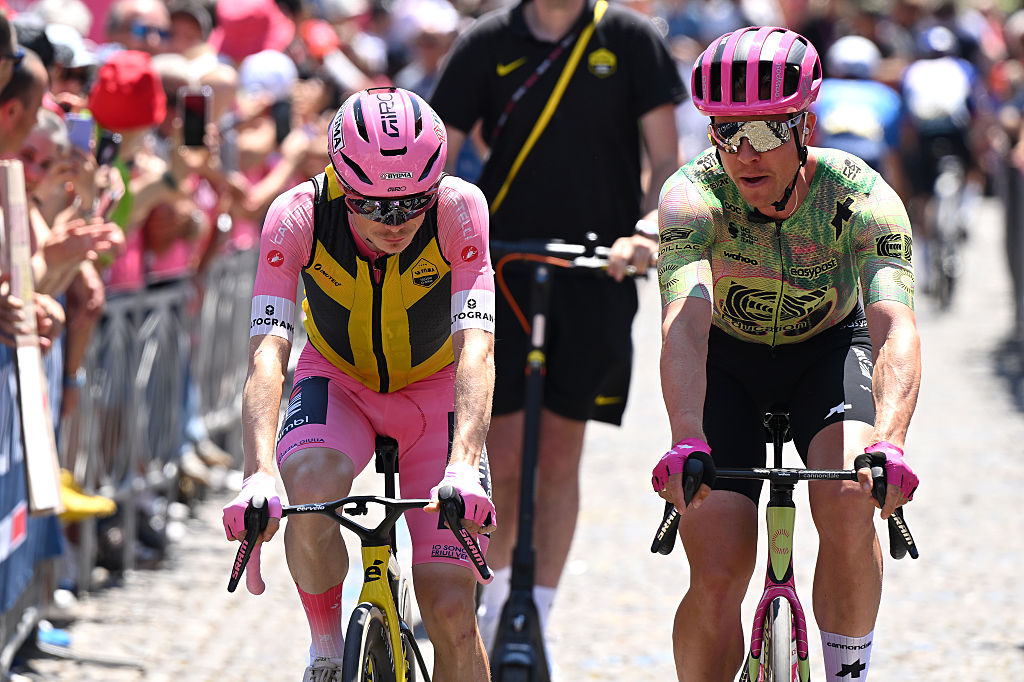 VOGHERA, ITALIA - 24 DE MAYO: (LR) Jonas Vingegaard de Dinamarca y el equipo Visma | Arrendamiento de una bicicleta: Pink Leader Jersey y Michael Valgren de Dinamarca y el equipo EF Education - EasyPost antes del 109.° Giro d'Italia 2026, etapa 15, una etapa de 157 km desde Voghera a Milán / #UCIWT / el 24 de mayo de 2026 en Voghera, Italia. (Foto de Dario Belingheri/Getty Images)