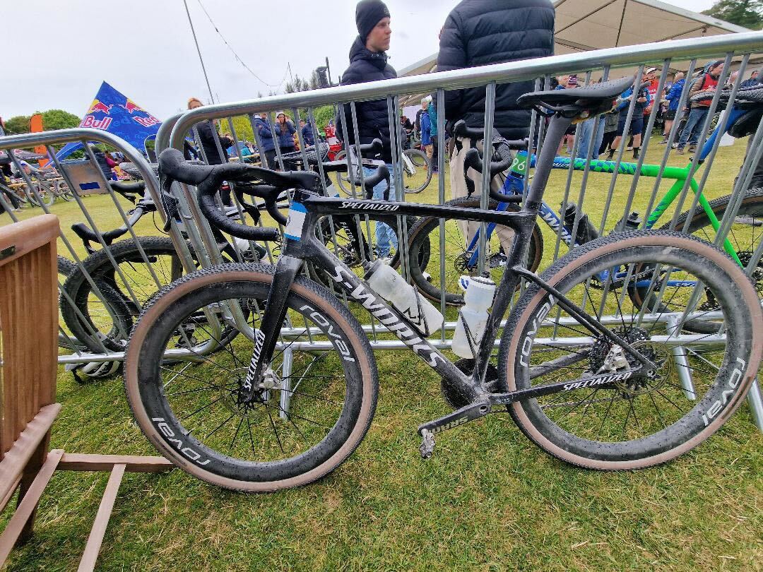 Una bicicleta de gravel Specialized S-Works en blanco y negro en la carrera de gravel de Gralloch