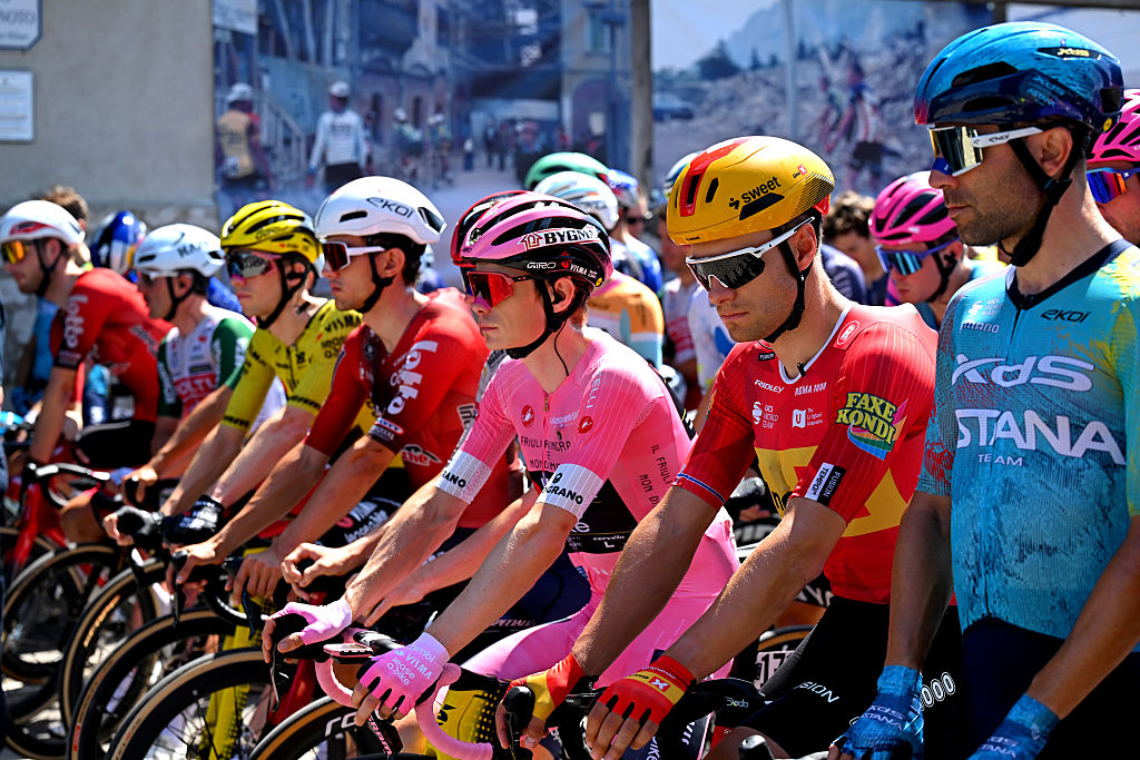 GEMONA DEL FRIULI, ITALIA - 30 DE MAYO: Imágenes del terremoto de Friuli de 1976 antes del 109º Giro d'Italia 2026, Etapa 20 una etapa de 200 km desde Gemona del Friuli a Piancavallo 1289m / #UCIWT / el 30 de mayo de 2026 en Gemona del Friuli, Italia. (Foto de Tim de Waele/Getty Images)
