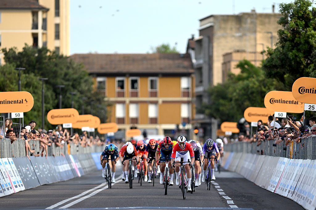RAVENA, ITALIA - 30 DE MAYO: Una vista general de Lorena Wiebes de Holanda y el equipo SD Worx - Protime, Elisa Balsamo de Italia y el equipo Lidl - Trek, Lara Gillespie de Irlanda y el equipo ADQ de los EAU sprint en la línea de meta durante el 37º Giro d'Italia Femenino 2026, etapa 1, una etapa de 139 km desde Cesenatico a Rávena / #UCIWWT / en mayo 30 de septiembre de 2026 en Rávena, Italia. (Foto de Luc Claessen/Getty Images)