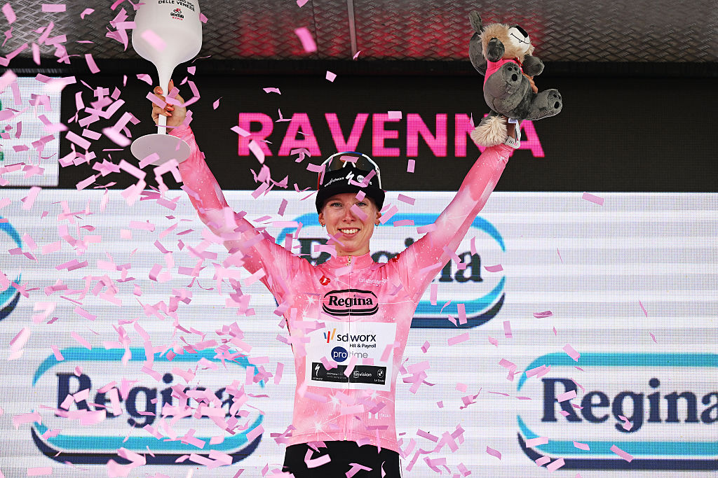 Lorena Wiebes (SD Worx-Protime) celebra con la maglia rosa después de ganar la etapa inicial y tomar la delantera en el Giro d'Italia Femenino 2026 en Rávena, Italia. (Foto de Luc Claessen/Getty Images)