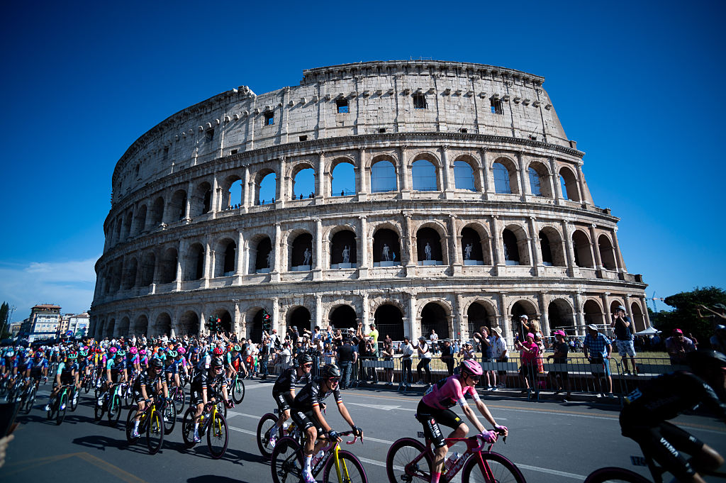 Jonas Vingegaard de Dinamarca y el equipo Visma | Arrendar una bicicleta: Pink Leader Jersey compite con el Coliseo al fondo durante el 109.° Giro d'Italia 2026, etapa 21, una etapa de 131 km de Roma a Roma, el 31 de mayo de 2026, en Roma, Italia. (Foto de Massimo Valicchia/NurPhoto)