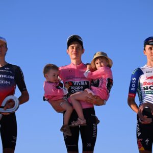 "Todavía me resulta difícil darme cuenta de lo que ha pasado, de que he ganado las tres Grandes Vueltas" - Jonas Vingegaard, emocionado en Roma tras la victoria en el Giro de Italia