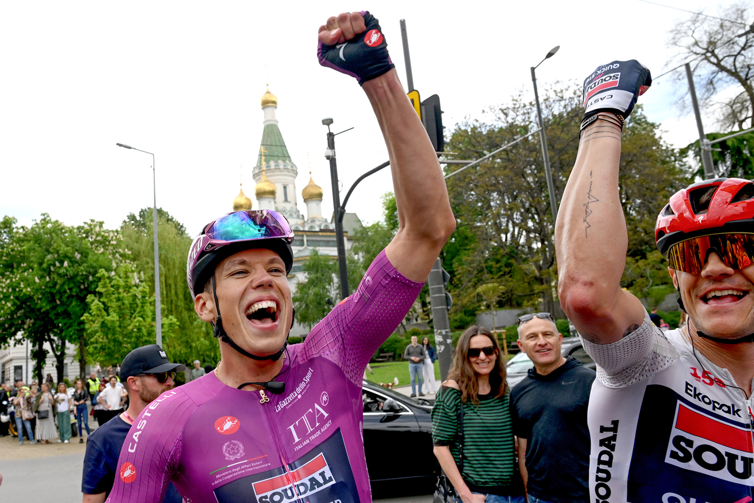 SOFÍA, BULGARIA - 10 DE MAYO: El ganador de la etapa Paul Magnier de Francia y el equipo Soudal Quick-Step - Purple Points Jersey reaccionan después del 109.º Giro de Italia 2026, Etapa 3, una etapa de 175 km desde Plovdiv a Sofía / #UCIWT / el 10 de mayo de 2026 en Sofía, Bulgaria. (Foto de Dario Belingheri/Getty Images)