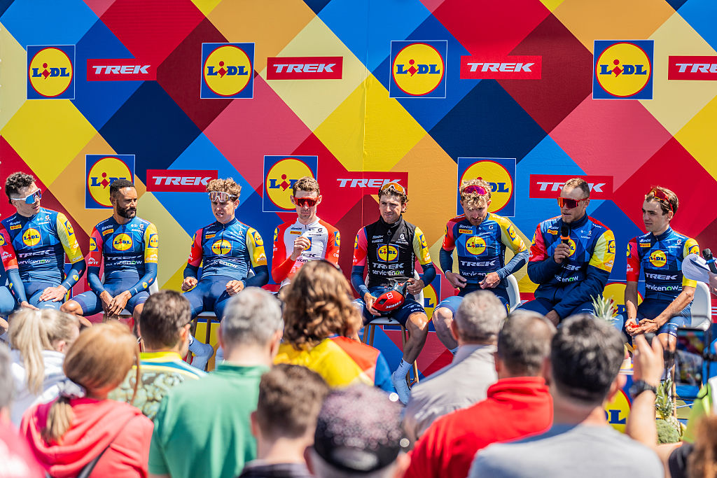 El equipo ciclista Lidl-Trek se reúne con sus aficionados en Ravda, Bulgaria, el 6 de mayo de 2026, antes de la 109.ª edición del Giro de Italia. La carrera comenzará en Bulgaria. (Foto de Hristo Rusev/NurPhoto vía Getty Images)