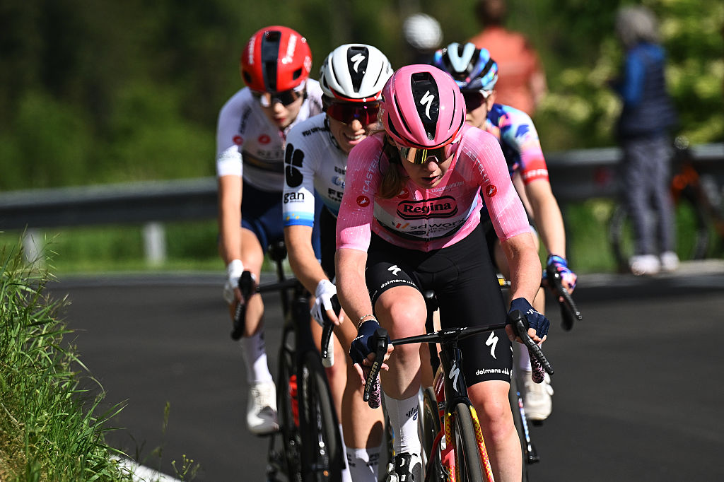 Anna van der Breggen (SD Worx - Protime) lidera la carrera durante la etapa 5 del Giro de Italia femenino 2026, una etapa de 146 km desde Longarone hasta Sante Stefano di Cadore. (Foto de Luc Claessen/Getty Images)