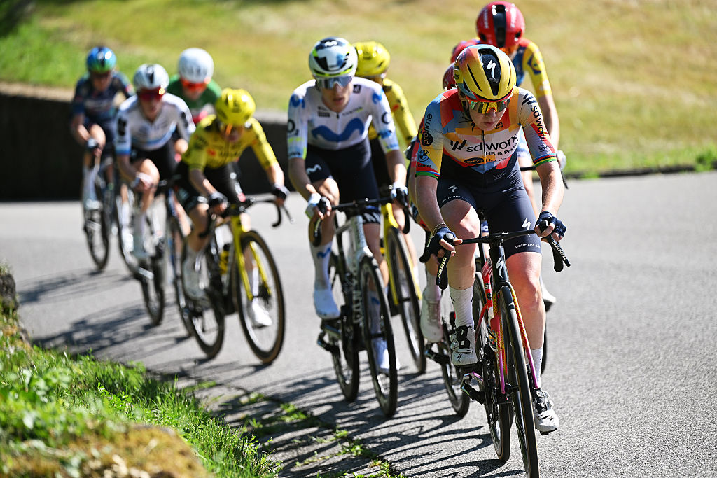 BUJA, ITALIA - 1 DE JUNIO: Anna van der Breggen de Holanda y el equipo SD Worx - Protime compite en la escapada durante el 37º Giro d'Italia Mujeres 2026, Etapa 3, una etapa de 156 km desde Bibione a Buja / #UCIWWT / el 1 de junio de 2026 en Buja, Italia. (Foto de Luc Claessen/Getty Images)
