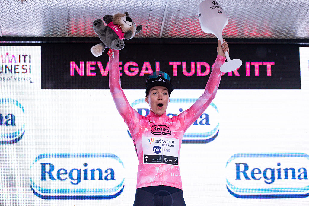Anna Van Der Breggen del TEAM SD WORX - PROTIME viste la camiseta rosa después de la etapa 4 del 37.° Giro de Italia femenino, una etapa contrarreloj individual de 12,2 km desde Belluno a Nevegal, en Italia, el 2 de junio de 2026. (Foto de Tommaso Berardi/NurPhoto)