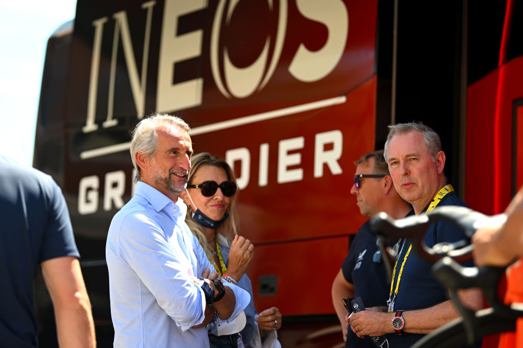 PINEROLO, ITALIA - 2 DE JULIO: (LR) Jean-Claude Blanc de Francia - CEO de INEOS Sport y actual CEO interino del Manchester United Football Club y John Allert Director ejecutivo (CEO) del equipo INEOS Grenadiers antes del 111.o Tour de Francia 2024, etapa 4, una etapa de 139,4 km desde Pinerolo a Valloire / #UCIWT / el 2 de julio de 2024 en Pinerolo, Italia. (Foto de Dario Belingheri/Getty Images)