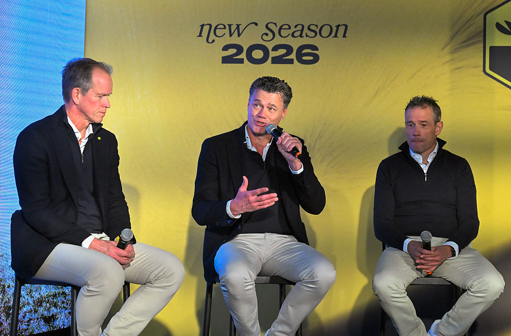 El jefe de entrenamiento de Visma-Lease a Bike, Jacco Verhaeren (C), habla junto al director general de Visma-Lease a Bike, Richard Plugge, de Holanda (i), y al jefe de carreras, Grischa Niermann, de Alemania, durante la presentación de los equipos ciclistas de Visma-Lease a Bike en La Nucia, cerca de Alicante, este de España, el 13 de enero de 2026. (Foto de Jose Jordan / AFP)