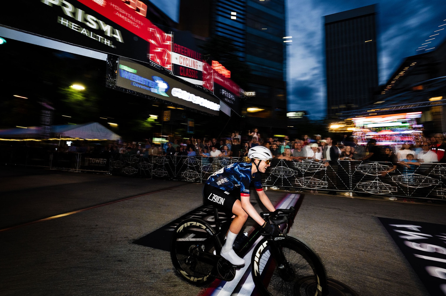 Skyler Schneider se aleja del frente del pelotón en las dos últimas curvas para ganar el Greenville Cycling Classic 2026