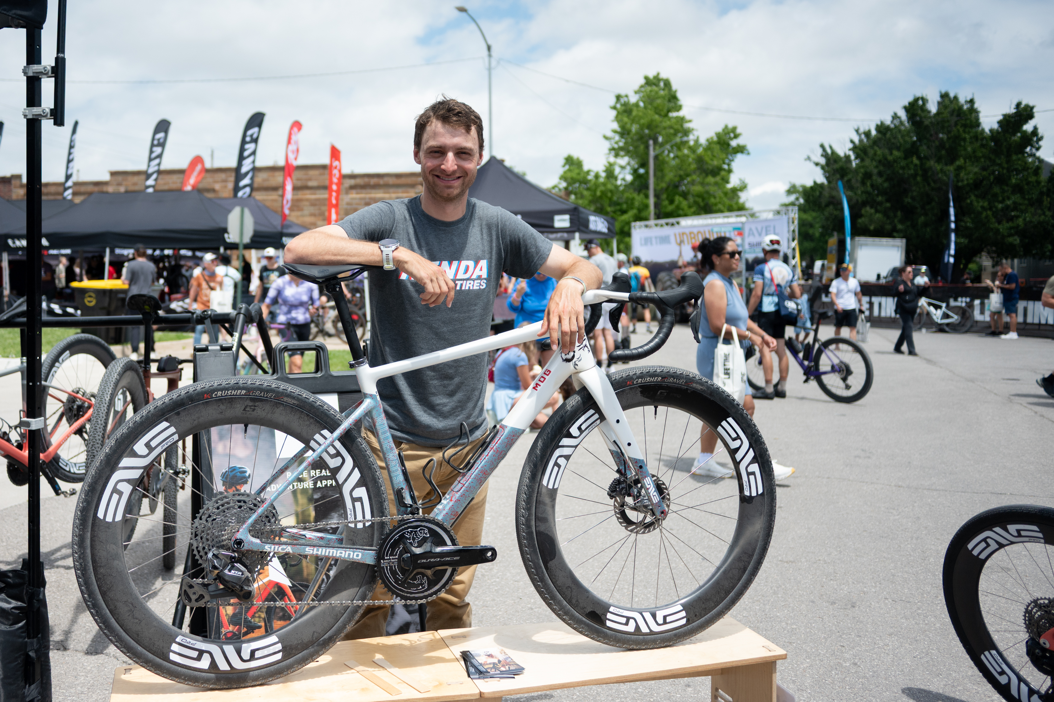 Bicicleta para perros Enve Mog pintada a medida de Alexey Vermeulen para Unbound Gravel