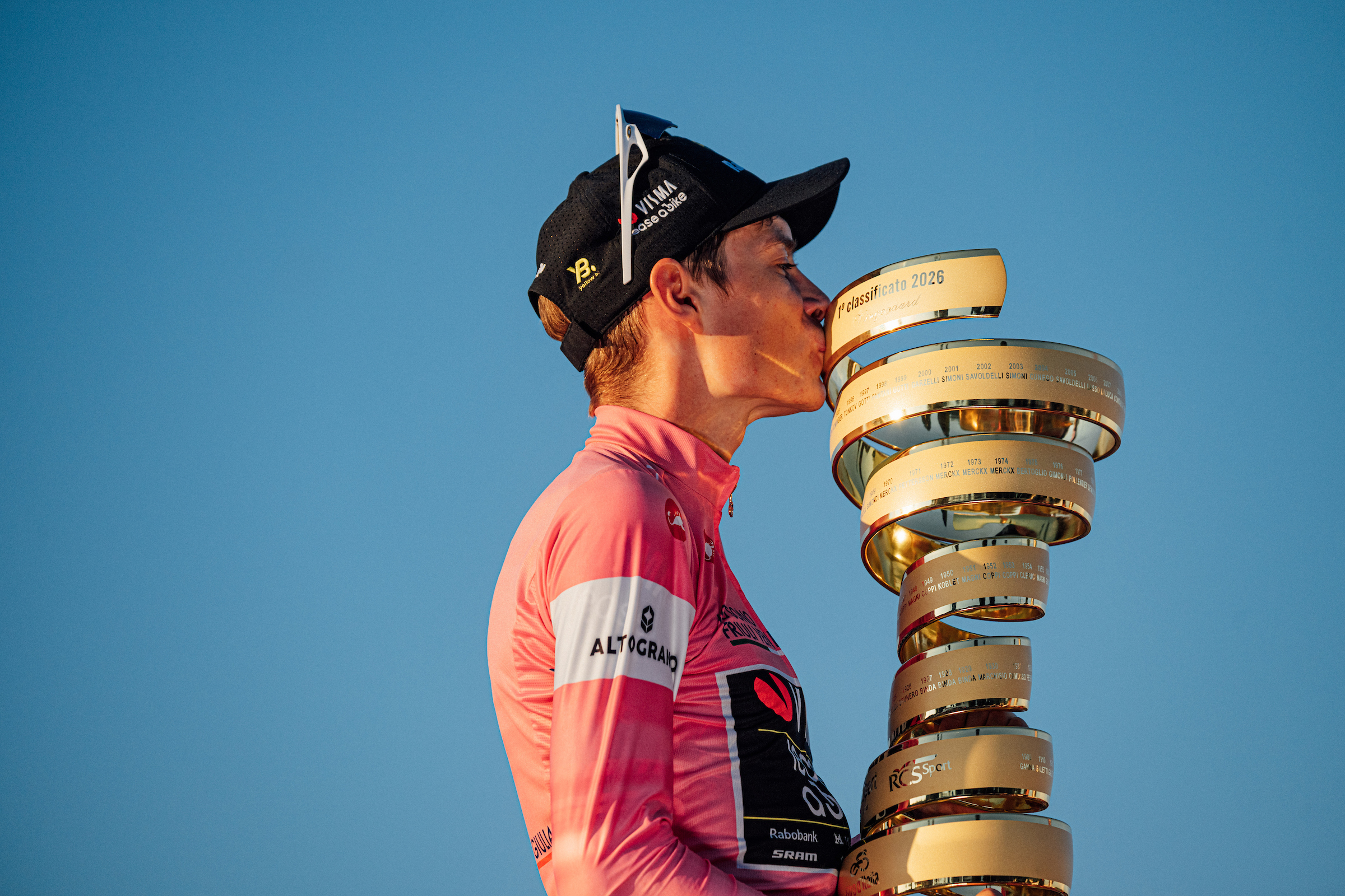Jonas Vingegaard besa el trofeo del Giro de Italia en el podio de Roma