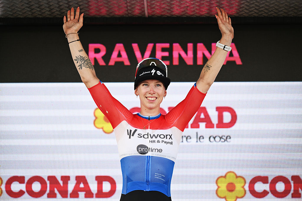 Lorena Wiebes de Holanda y el equipo SD Worx - Protime celebran en el podio como ganadoras de etapa durante el 37º Giro d'Italia Femenino