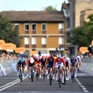 '¿Te imaginas si esto fuera Cavendish, Remco o Sagan?' – El jefe de Specialized, Mike Sinyard, habla sobre la descalificación de peso en bicicleta de Lorena Wiebes