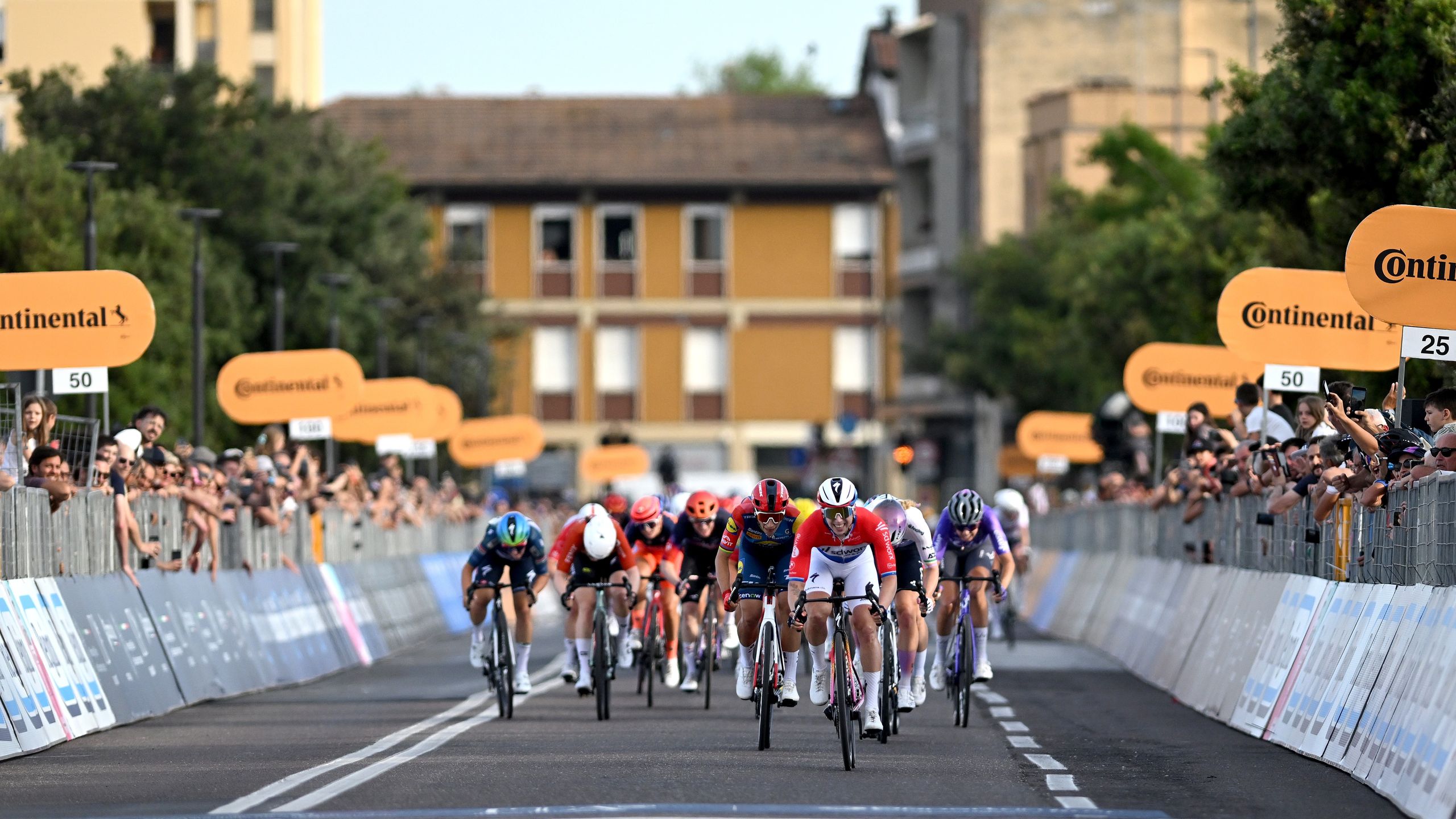 '¿Te imaginas si esto fuera Cavendish, Remco o Sagan?' – El jefe de Specialized, Mike Sinyard, habla sobre la descalificación de peso en bicicleta de Lorena Wiebes