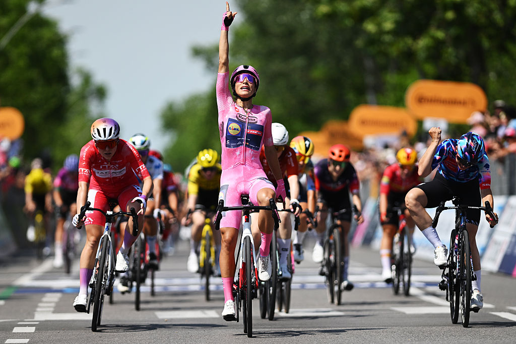 Elisa Balsamo (Lidl-Trek) celebra la victoria en Caorle en la etapa 2 del Giro de Italia Femenino 2026