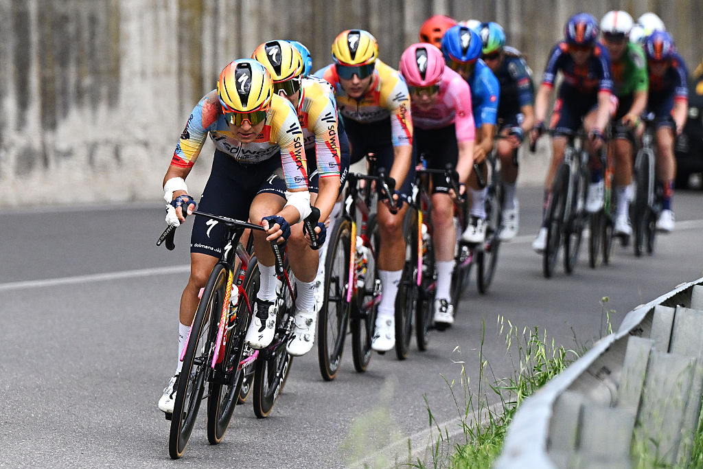 SALICE TERME, ITALIA - 5 DE JUNIO: Barbara Guarischi de Italia y el equipo SD Worx - Protime lideran (heridos después de verse involucrados en un accidente) durante el 37º Giro d'Italia Mujeres 2026, Etapa 7, una etapa de 159 km desde Sorbolo Mezzani hasta Salice Terme / #UCIWWT / el 5 de junio de 2026 en Salice Terme, Italia. (Foto de Luc Claessen/Getty Images)