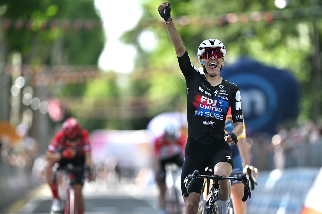 SALICE TERME, ITALIA - 5 DE JUNIO: Celia Gery de Francia y el equipo FDJ United - SUEZ celebra en la línea de meta como ganadora de etapa durante el 37º Giro d'Italia Mujeres 2026, Etapa 7, una etapa de 159 km desde Sorbolo Mezzani hasta Salice Terme / #UCIWWT / el 5 de junio de 2026 en Salice Terme, Italia. (Foto de Luc Claessen/Getty Images)