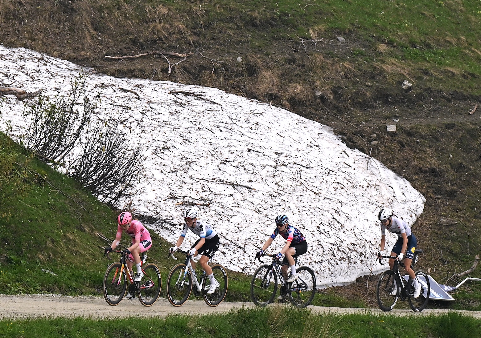 SESTRIERE, ITALIA - 6 DE JUNIO: (LR) Anna van der Breggen de Holanda y Team SD Worx - Protime - Pink Leader Jersey, Demi Vollering de Holanda y Team FDJ United - SUEZ, Antonia Niedermaier de Alemania y Team CANYON//SRAM zondacrypto e Isabella Holmgren de Canadá y Team Lidl - Trek - White Best Young Rider Jersey compiten en la escapada durante el 37º Giro d'Italia Women 2026, Etapa 8, una etapa de 106 km desde Rivoli a Sestriere 2034 m / #UCIWWT / el 6 de junio de 2026 en Sestriere, Italia. (Foto de Luc Claessen/Getty Images)