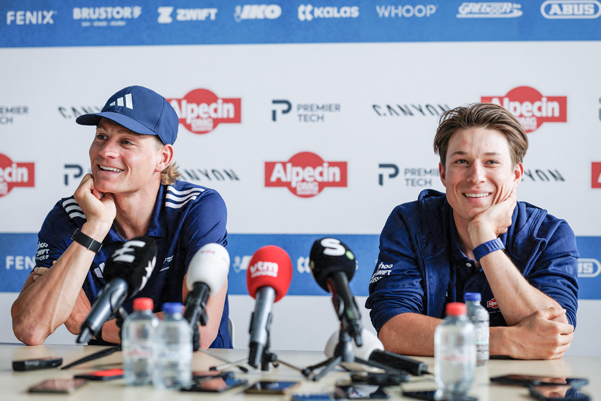 Mathieu van der Poel y Jasper Philipsen fotografiados durante la conferencia de prensa del equipo ciclista Alpecin-Premier Tech antes de la París-Roubaix de este año