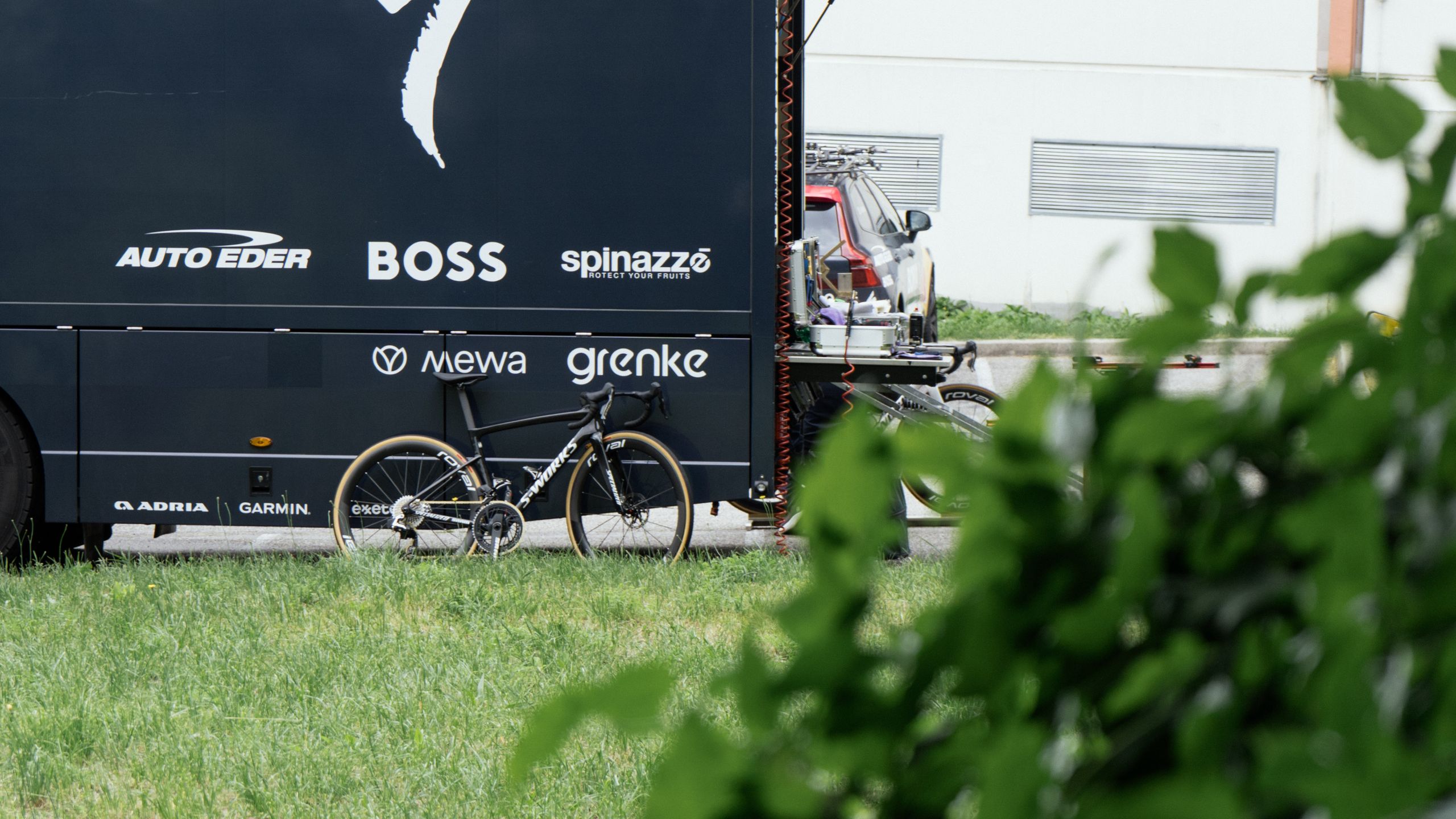 Me escondí en un arbusto para conseguir las primeras fotos espía de la nueva Specialized Tarmac SL9 en el recién bautizado Dauphiné