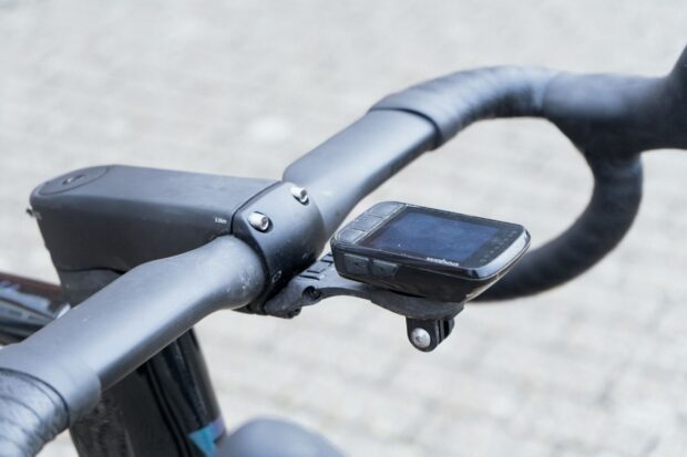 La UCI dice que las computadoras para bicicletas son lo suficientemente grandes y toma medidas para imponer un límite de tamaño para proteger la "carga cognitiva" de los ciclistas