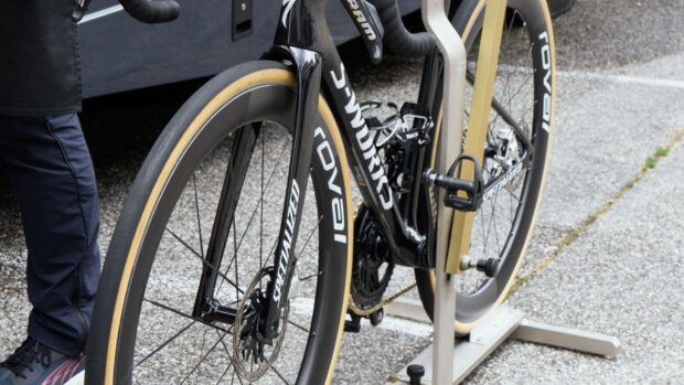 ¿Remco Evenepoel volverá a competir antes de lo previsto? La pegatina con el nombre de un Specialized inédito en el Tour Auvergne-Rhône-Alpes sugiere que podría serlo