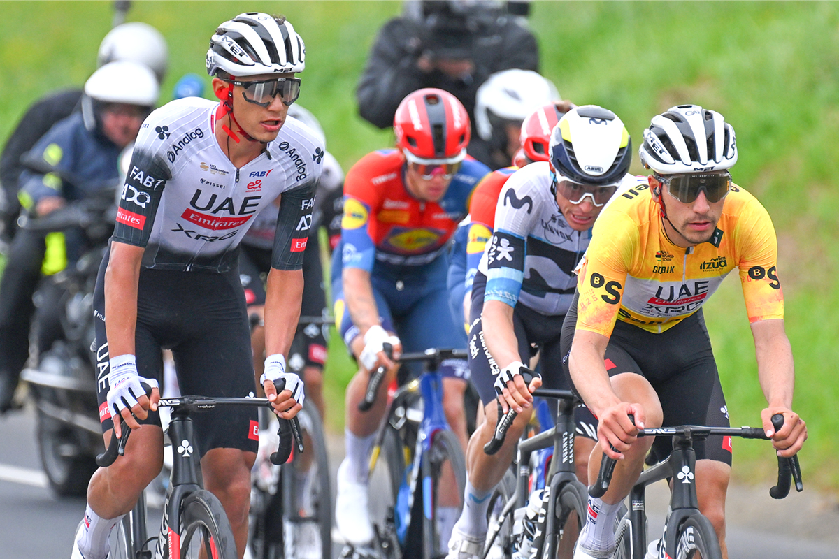 EIBAR, ESPAÑA - 12 DE ABRIL: (LR) Isaac Del Toro de México y EAU Joao Almeida de Portugal y UAE Team Emirates - XRG - Yellow Leader Jersey compiten en la escapada durante la 64ª Itzulia Basque Country 2025, Etapa 6, una etapa de 153,4 km de Eibar a Eibar / #UCIWT / el 12 de abril de 2025 en Eibar, España. (Foto de Tim de Waele/Getty Images)