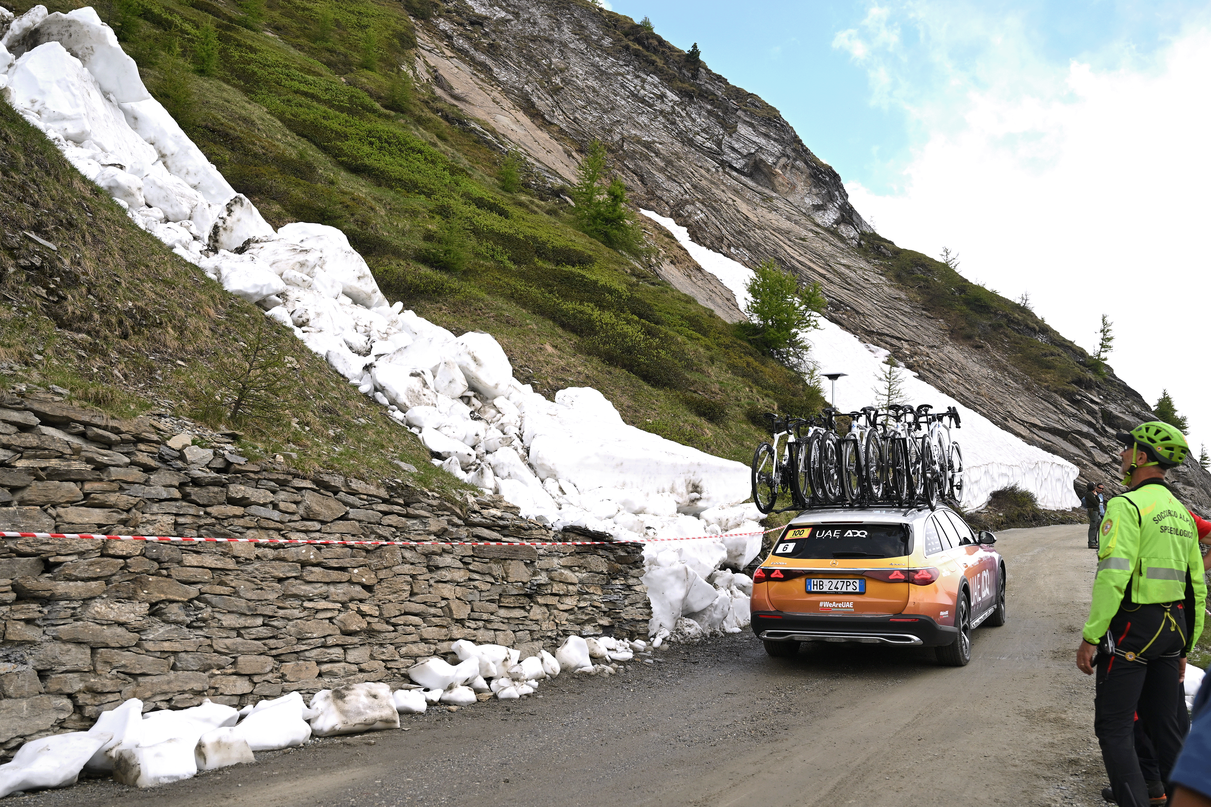 SESTRIERE, ITALIA - 6 DE JUNIO: Los servicios de emergencia monitorean las avalanchas de hielo durante el 37º Giro d'Italia Mujeres 2026, etapa 8, una etapa de 106 km desde Rivoli a Sestriere 2034 m / #UCIWWT / el 6 de junio de 2026 en Sestriere, Italia. (Foto de Luc Claessen/Getty Images)