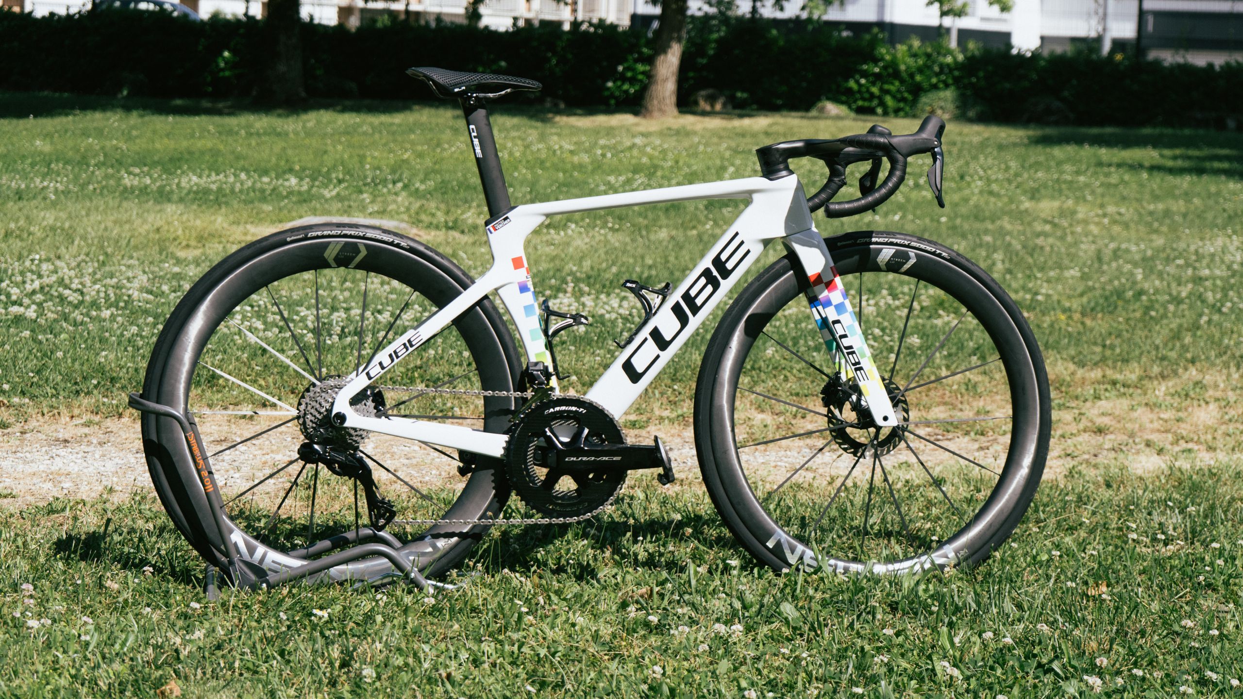 TotalEnergies nos mostró un prototipo de bicicleta aerodinámica Cube, no nos dijo nada al respecto y luego se la llevó de nuevo. Aunque es genial