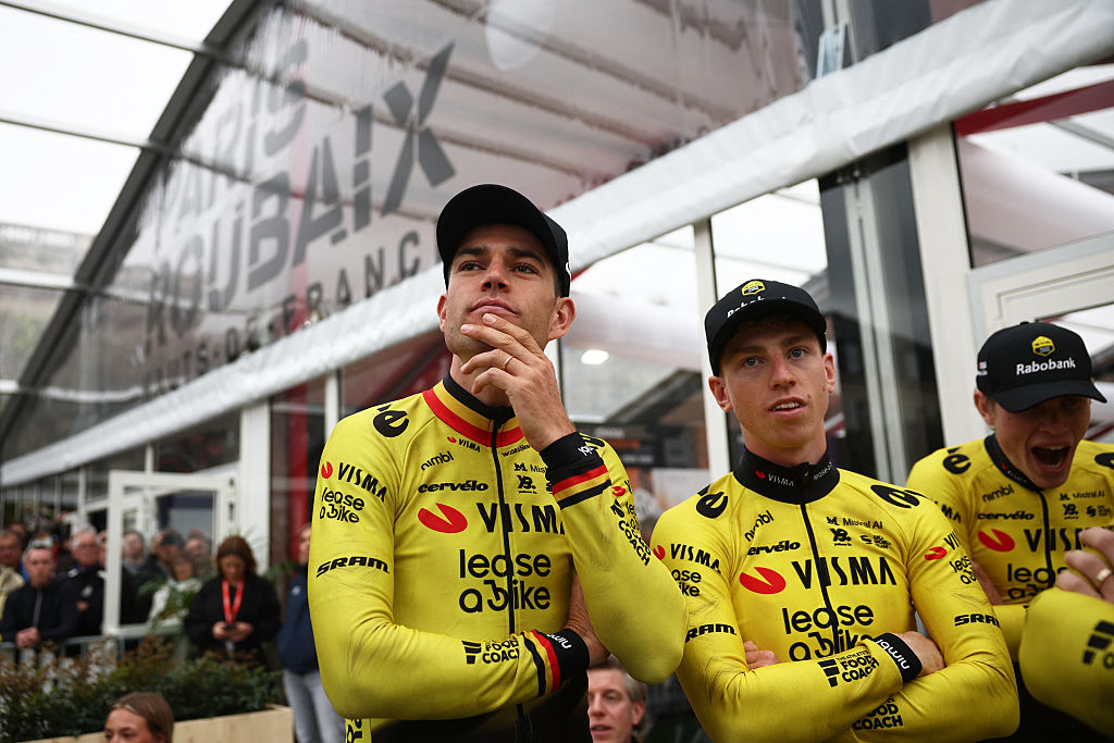 Team Visma - El piloto belga de Lease a Bike, Wout van Aert (izq.), y el piloto británico Matthew Brennan, junto a sus compañeros de equipo durante la competición del equipo. Evento de presentaciones en vísperas de la París-Roubaix. 
