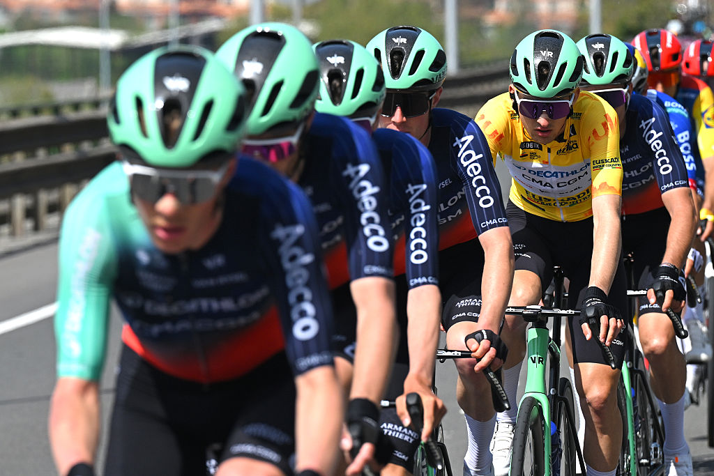 GALDAKAO, ESPAÑA - 9 DE ABRIL: Paul Seixas de Francia y el equipo Decathlon CMA CGM - Yellow Leader Jersey compite durante la 65ª Itzulia Basque Country 2026, Etapa 4, una etapa de 167,2 km de Galdakao a Galdakao el / #UCIWT / 09 de abril de 2026 en Galdakao, España. (Foto de Tim de Waele/Getty Images)