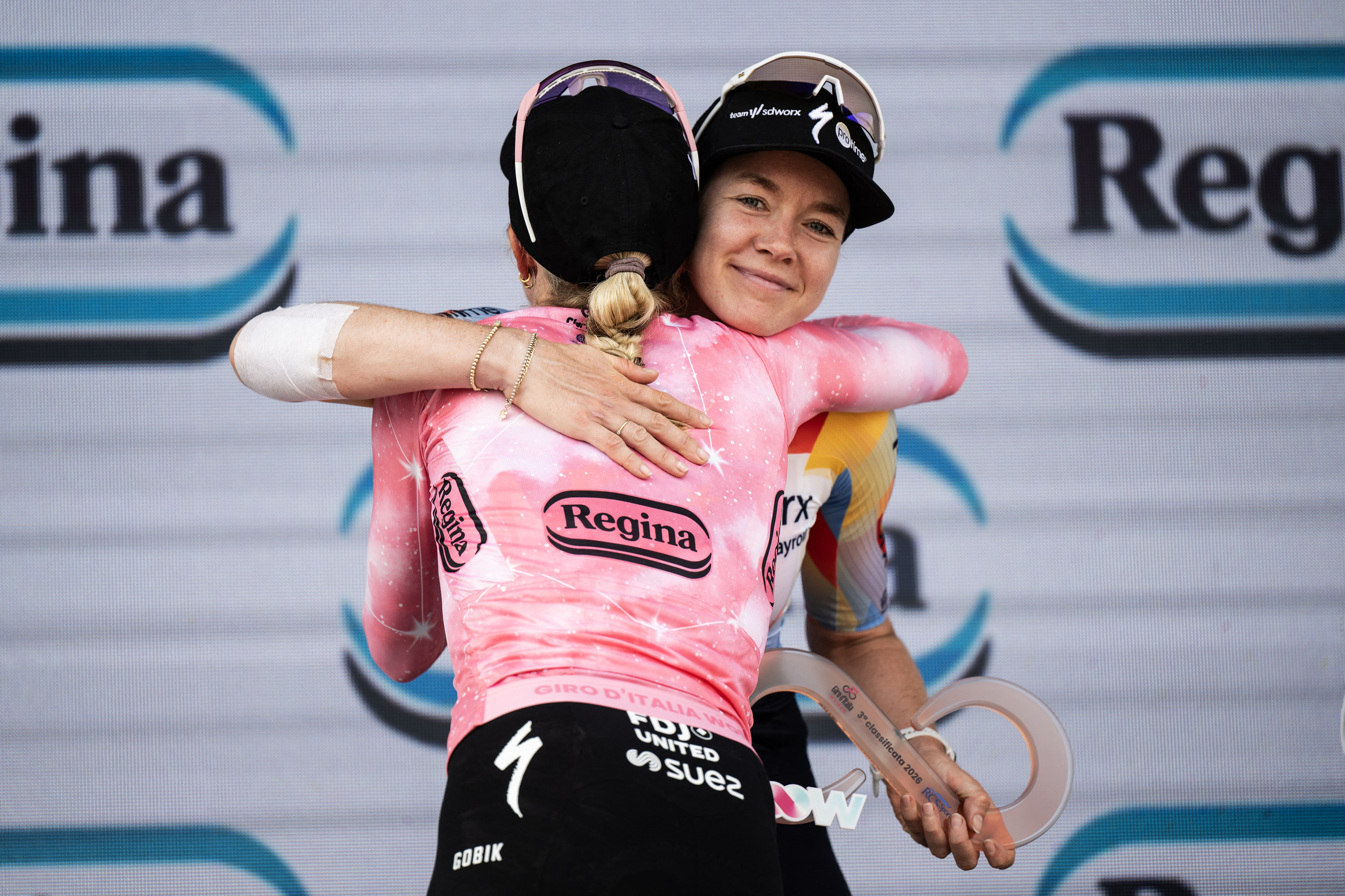 La ciclista holandesa Demi Vollering (C/L) de FDJ SUEZ con la camiseta rosa de líder general y ganadora del Giro d'Italia Femenino 2026 - Tour de Italia abraza a la ciclista holandesa Anna Van Der Breggen, segunda clasificada del SD Worx, después de la novena etapa del Giro d'Italia Femenino 2026 - Tour de Italia, carrera ciclista femenina entre Saluzzo y Saluzzo, Italia, el 7 de junio. 2026. (Foto de MARCO BERTORELLO / AFP vía Getty Images)