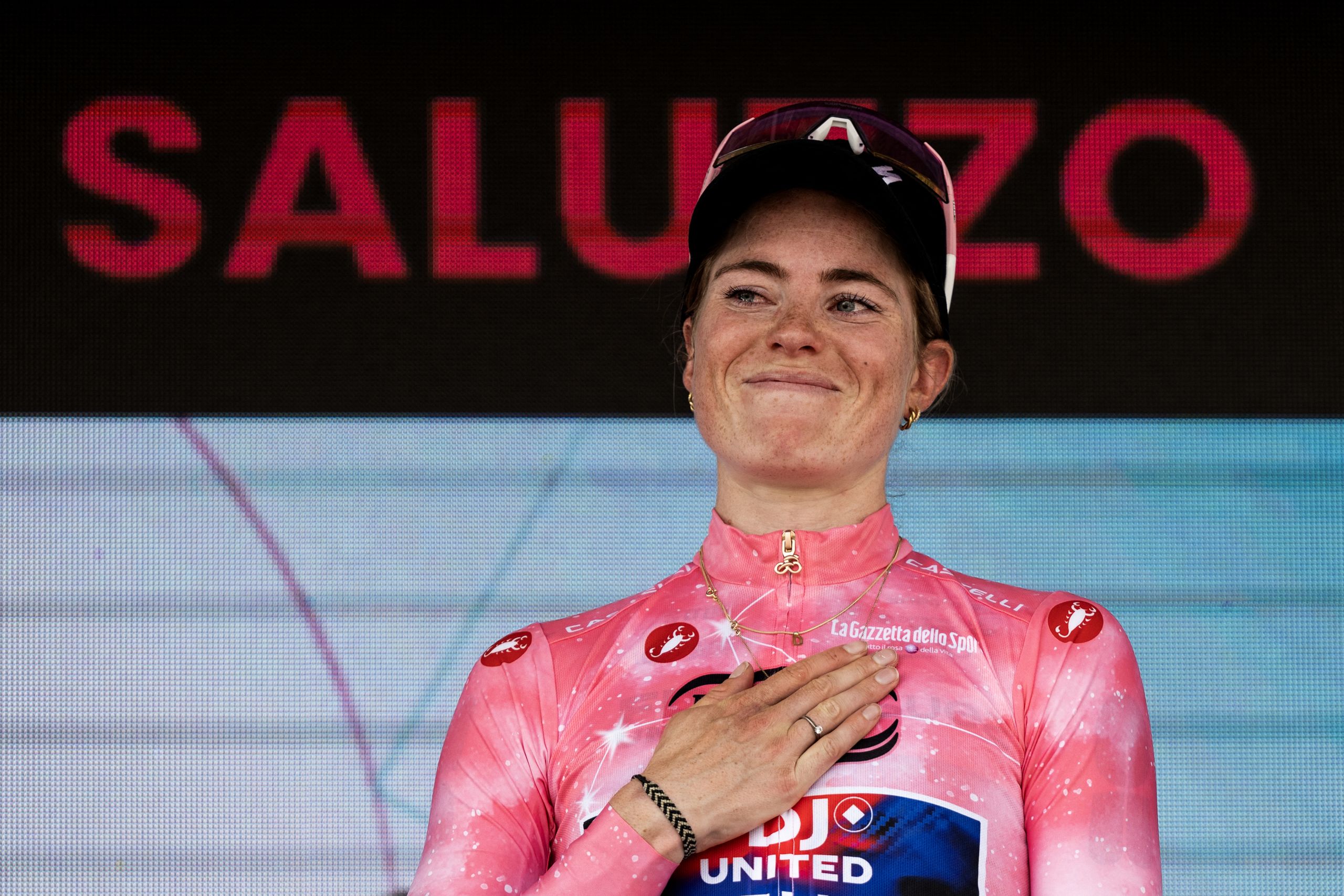 'Tuve que atreverme a perderlo todo': cómo Demi Vollering consiguió la maglia rosa en el último suspiro en una final épica del Giro de Italia femenino