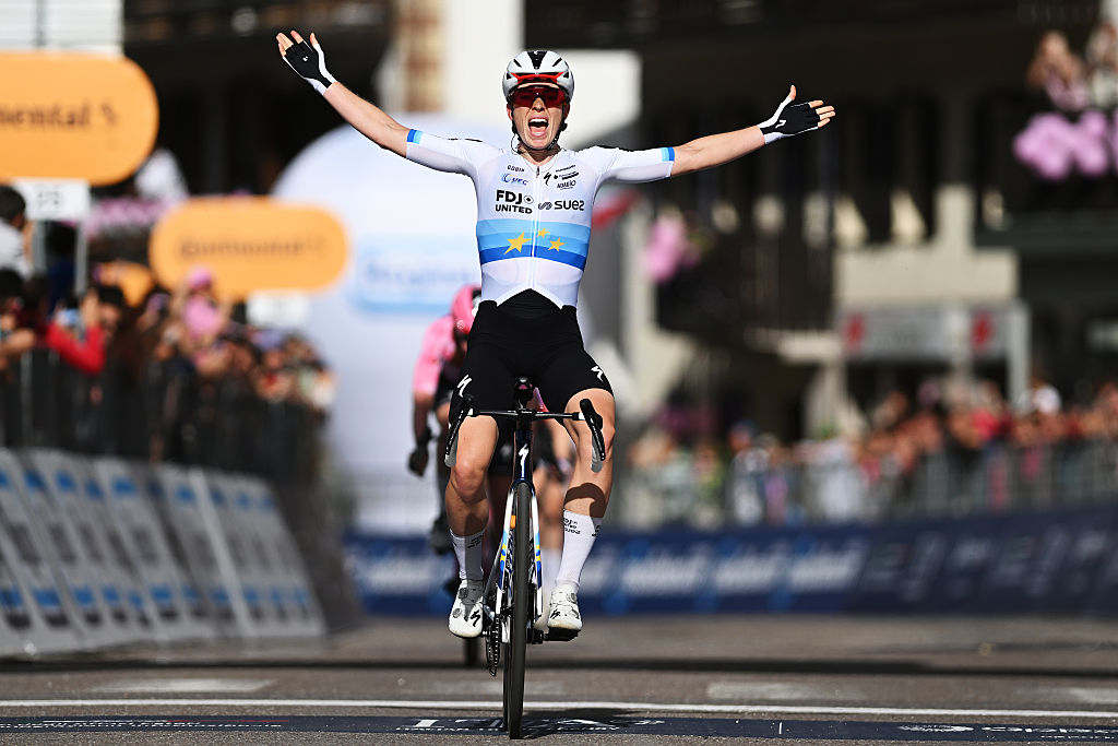 SANTE STEFANO DI CADORE, ITALIA - 3 DE JUNIO: Demi Vollering de Holanda y el equipo FDJ United - SUEZ celebra en la línea de meta como ganador de etapa durante el 37.o Giro d'Italia Femenino 2026, etapa 5, una etapa de 146 km desde Longarone hasta Sante Stefano di Cadore 911 m / #UCIWWT / el 3 de junio de 2026 en Sante Stefano di Cadore, Italia. (Foto de Luc Claessen/Getty Images)