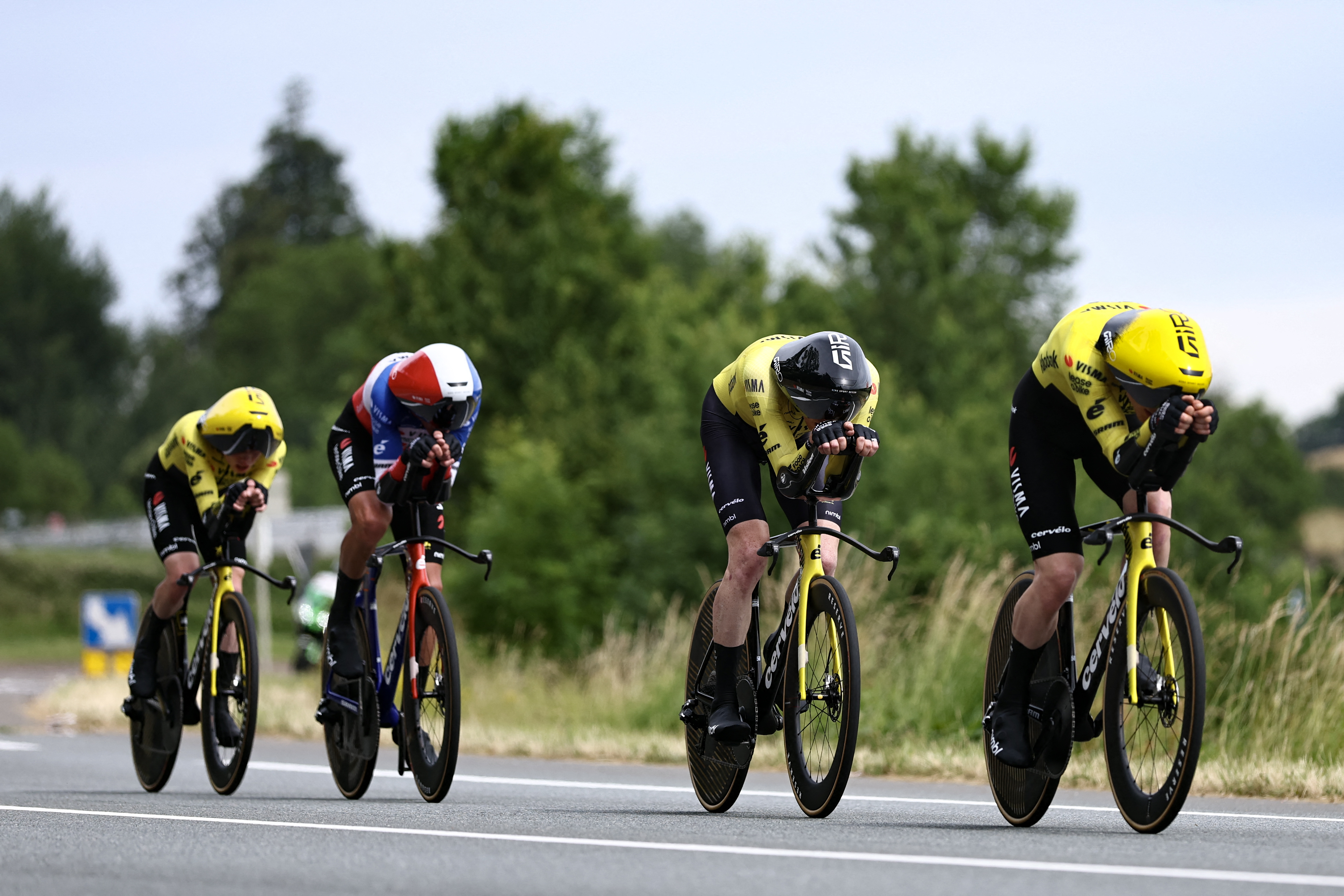 Equipo Visma | Los ciclistas del equipo de Lease a Bike pedalean durante la tercera etapa de la carrera ciclista Tour Auvergne-Rhone-Alpes (anteriormente conocida como Criterium du Dauphine), contrarreloj por equipos de 28,4 km con salida y llegada a Perreux, en el centro de Francia, el 9 de junio de 2026. (Foto de Anne-Christine POUJOULAT / AFP a través de Getty Images)
