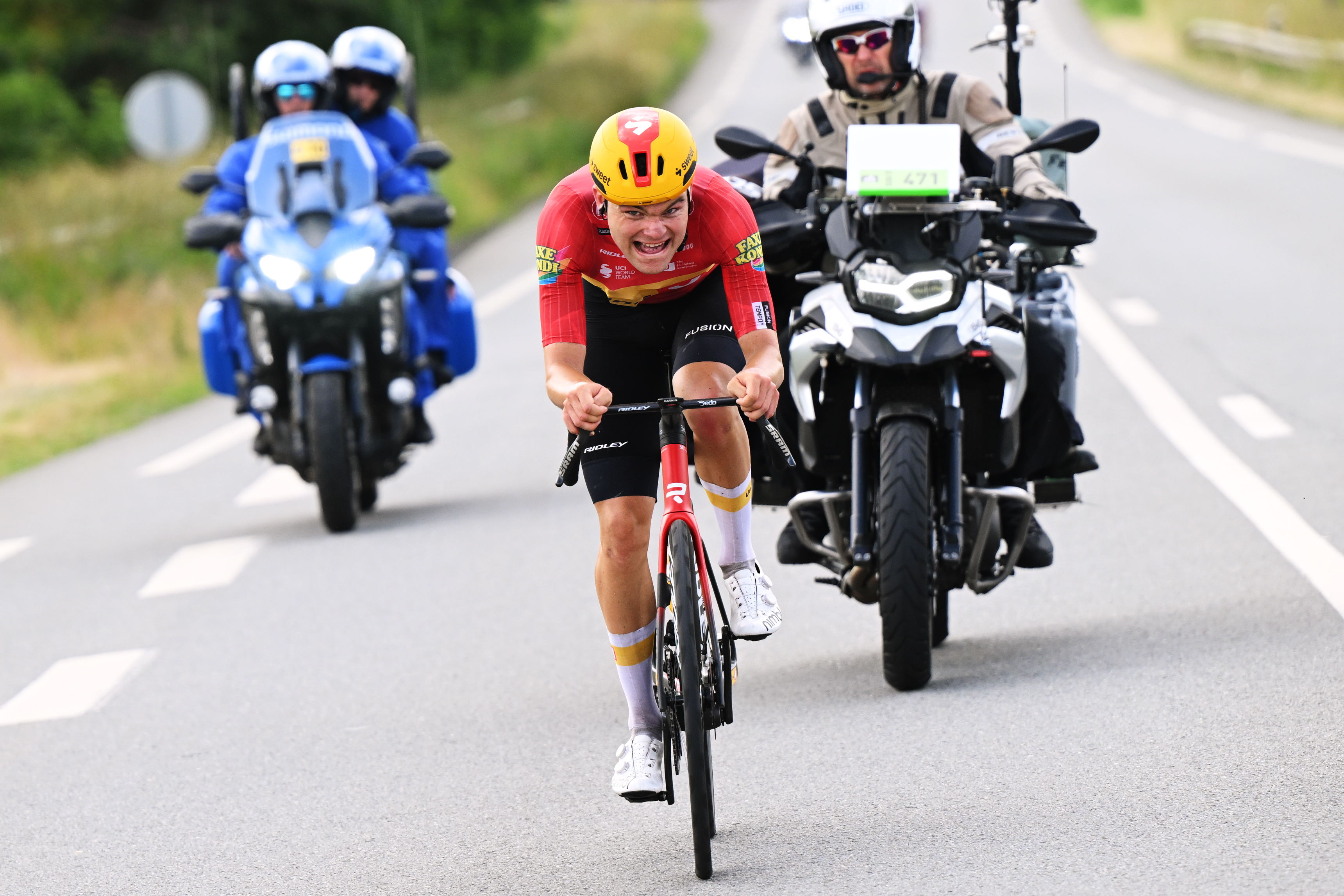 LE PUY-EN-VELAY, FRANCIA - 8 DE JUNIO: Anthon Charmig de Dinamarca y Team Uno-X Mobility atacan en la escapada durante el 78.o Tour Auvergne-Rhone-Alpes 2026, Etapa 2, una etapa de 234,3 km desde Saint-Martin-le-Vinoux hasta Le Puy-en-Velay 624m / #UCIWT / el 8 de junio de 2026 en Le Puy-en-Velay, Francia. (Foto de Dario Belingheri/Getty Images)
