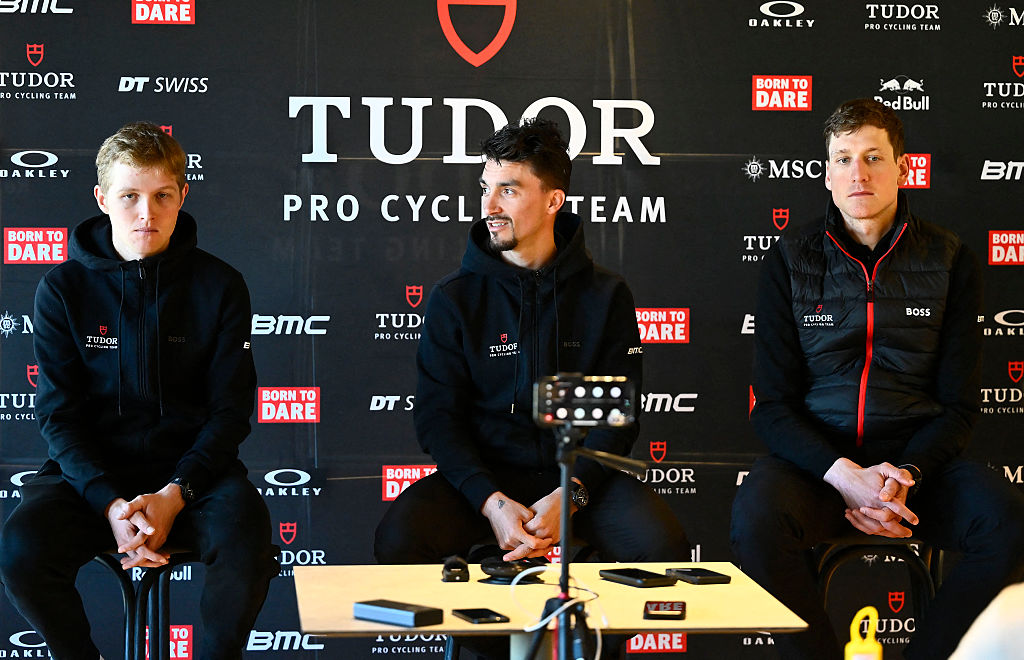 Michael Storer, Julian Alaphilippe y Stefan Kung durante la presentación del equipo Tudor Pro Cycling en Moraira, cerca de Alicante, el 7 de enero de 2026
