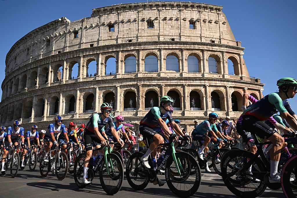 ROMA, ITALIA - 31 DE MAYO: (LR) Gregor Muhlberger de Austria, Felix Gall de Austria y el equipo Decathlon CMA CGM y una vista general del pelotón compitiendo con el Coliseo al fondo, durante el 109.º Giro de Italia 2026, etapa 21, una etapa de 131 km de Roma a Roma 1289 m / #UCIWT / el 31 de mayo. 2026 en Roma, Italia. (Foto de Dario Belingheri/Getty Images)
