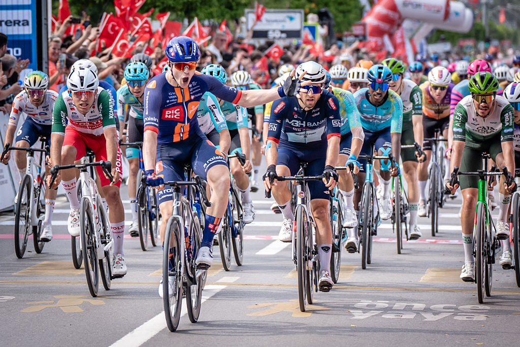 Van Uden fotografiado al frente del pelotón después de ganar el sprint