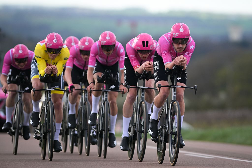 EF Education-EasyPost con el líder de la carrera Luke Lamperti vestido de amarillo durante la contrarreloj por equipos en París-Niza 2026