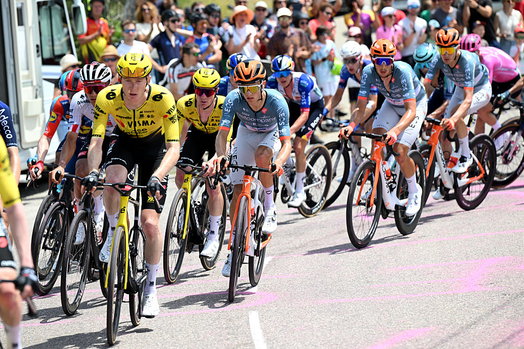 Matteo Jorgenson compitiendo entre el pelotón durante la primera etapa del Tour Auvernia-Ródano-Alpes