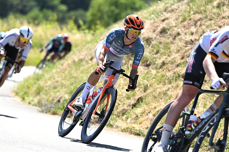 CREST-VOLAND, FRANCIA - 12 DE JUNIO: Oscar Onley de Gran Bretaña y Netcompany INEOS Cycling Team compite durante el 78.o Tour Auvergne-Rhone-Alpes 2026, etapa 6, una etapa de 182,3 km desde Saint-Vulbas hasta Crest-Voland 1211 m / #UCIWT / el 12 de junio de 2026 en Crest-Voland, Francia. (Foto de Dario Belingheri/Getty Images)